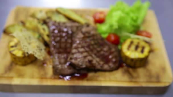 Plato Madera Hay Hojas Ensalada Verde Rebanadas Papas Fritas Carne — Vídeo de stock