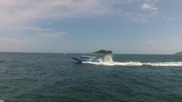 Mer Navire Avec Une Caméra Dépassant Hors Bord Bleu Loin — Video