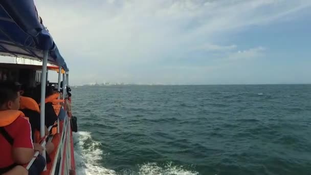 Barco Está Navegando Mar Barco Gente Con Chalecos Salvavidas Color — Vídeo de stock