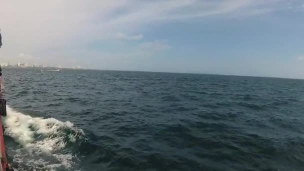 一艘白色的快艇正驶入海里迎接你 在远处你可以看到这个城市 — 图库视频影像