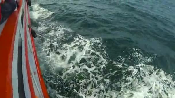 Statek Płynie Morzu Fale Oddalają Się Statku Statku Ludzie Pomarańczowych — Wideo stockowe