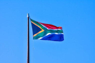 Mavi gökyüzü olan Güney Afrika bayrağı