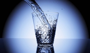 Masa yüzeyinde yansıması olan cam üzerine 3 boyutlu dökümlü su 