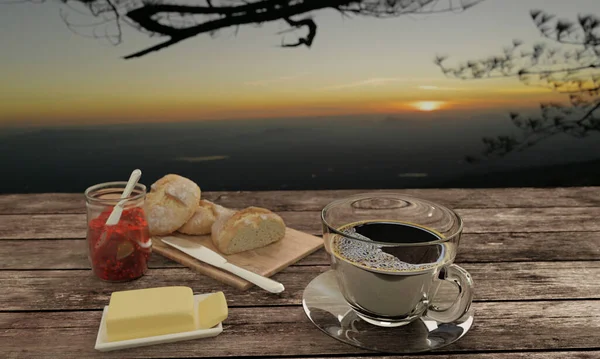 Чорна Кава Прозорому Склі Домашній Хліб Яснику Концепції Сніданку Дерев — стокове фото