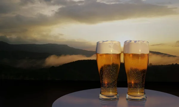 Üç boyutlu cam bira ve dağ manzaralı arka plan. Tepenin tepesinde gün batımı ve sis var..