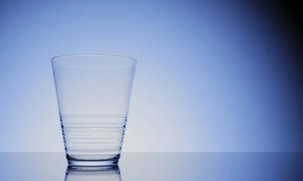 Representación Vaso Vacío Agua Superficie Brillante Con Reflexión — Foto de Stock