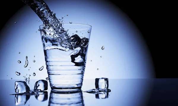 Darstellung Von Gießwasser Auf Glas Mit Eiswürfel Auf Tischoberfläche Mit — Stockfoto