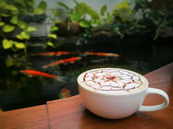 Tazza Bianca Caffè Late Art Sfocatura Fantasia Carpa Piscina Sfondo — Foto Stock