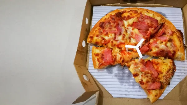 Finom Főtt Sonka Ananász Sajt Nevű Hawaii Pizza Fehér Papír — Stock Fotó