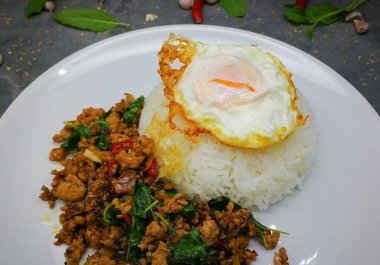 Üzerine kızarmış yumurta, kızarmış domuz eti ve fesleğen.