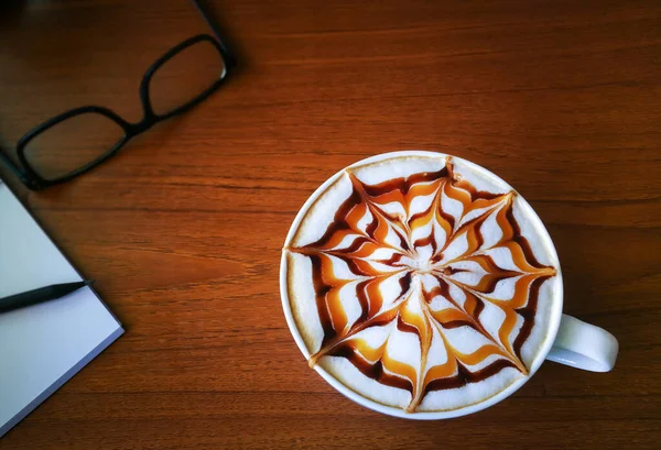 Zelfgemaakte Latte Art Koffie Met Chocoladesaus Karamelsaus Melkschuim Keuken Gevoerd — Stockfoto