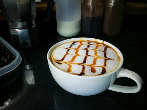 Hemlagad Latte Konst Kaffe Med Chokladsås Och Kolasås Mjölkskum Köket — Stockfoto