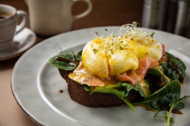 Salatalı haşlanmış yumurta ve füme somon.
