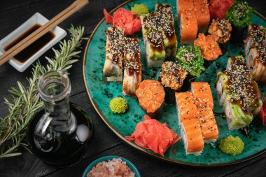 Japon dürümleri soslu ve baharatlı tabaklar üzerinde