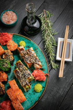 Japon dürümleri soslu ve baharatlı tabaklar üzerinde