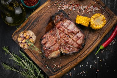 Tahtada bonlu biftek.