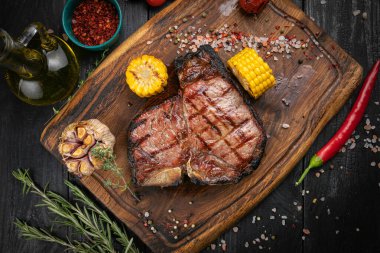 Tahtada bonlu biftek.