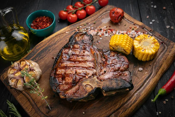 Tahtada bonlu biftek.