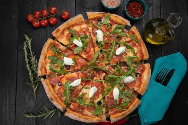 Peynirli pizza, siyah arka planda domates.