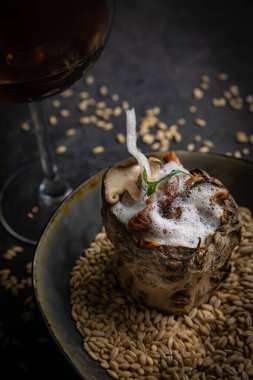 Lokanta tatlıları siyah arka planda