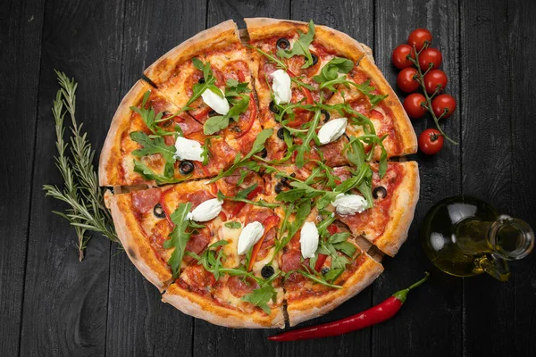 Peynirli pizza, siyah arka planda domates.