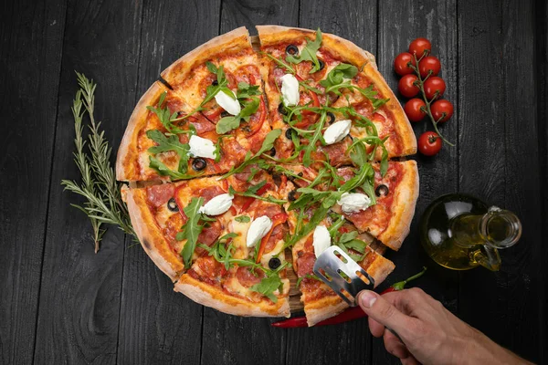 Peynirli pizza, siyah arka planda domates.