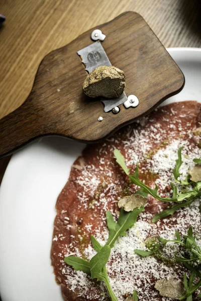  Yer mantarlı, parmesanlı ve otlu et carpaccio.