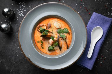 Tom Yam çorbası koyu bir arka planda