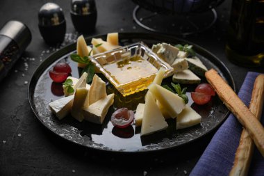 Bal ve üzümlü peynir tabağı.