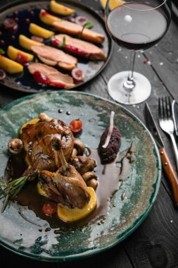 Koyu arkaplanda büyük bir et.