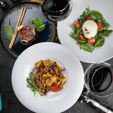 Koyu arkaplanda İtalyanca set