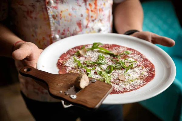  Yer mantarlı, parmesanlı ve otlu et carpaccio.