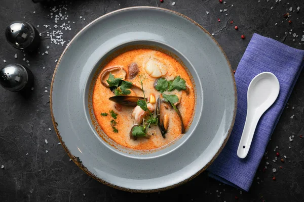 Tom Yam çorbası koyu bir arka planda