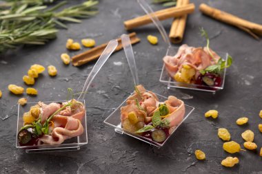 Restorandan açık büfe menüsü.