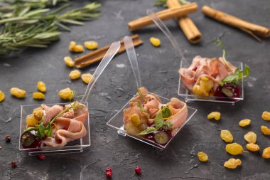 Restorandan açık büfe menüsü.