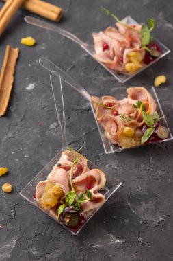 Restorandan açık büfe menüsü.