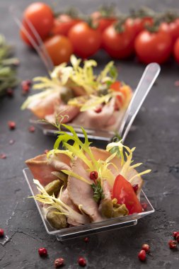 Restorandan açık büfe menüsü.