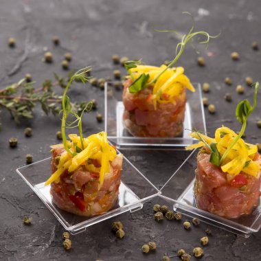 Restorandan açık büfe menüsü.