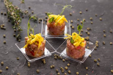 Restorandan açık büfe menüsü.