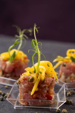 Restorandan açık büfe menüsü.