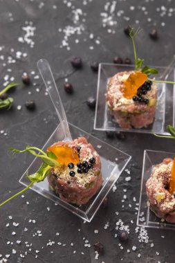 Restorandan açık büfe menüsü.