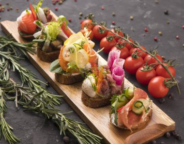 Restorandan açık büfe menüsü.