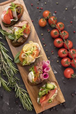 Restorandan açık büfe menüsü.