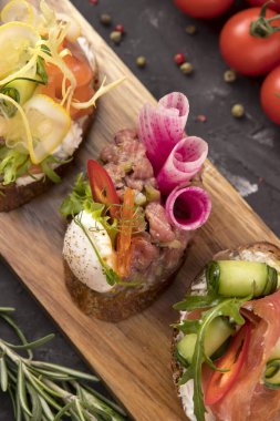 Restorandan açık büfe menüsü.