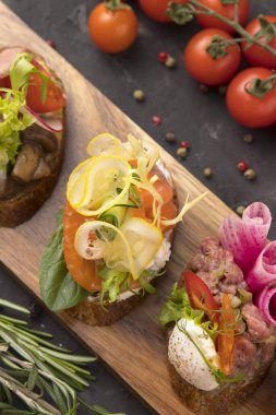 Restorandan açık büfe menüsü.