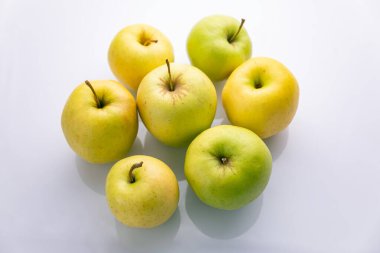 beyaz arkaplanda elmalar