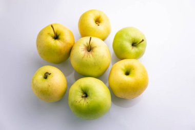 beyaz arkaplanda elmalar