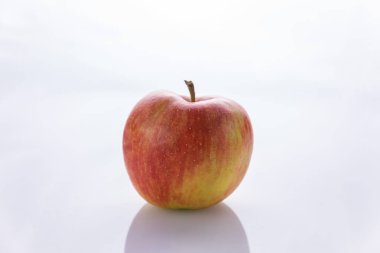 beyaz arkaplanda elmalar