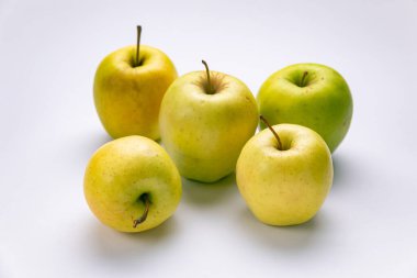 beyaz arkaplanda elmalar