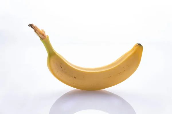 Beyaz arkaplanda muzlar